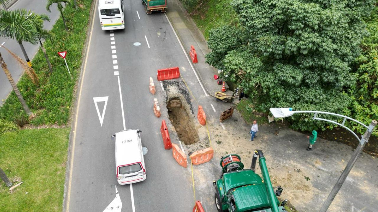 ¡Se hunde la vía Las Palmas! Medellín cierra carril y refuerza seguridad por emergencia vial