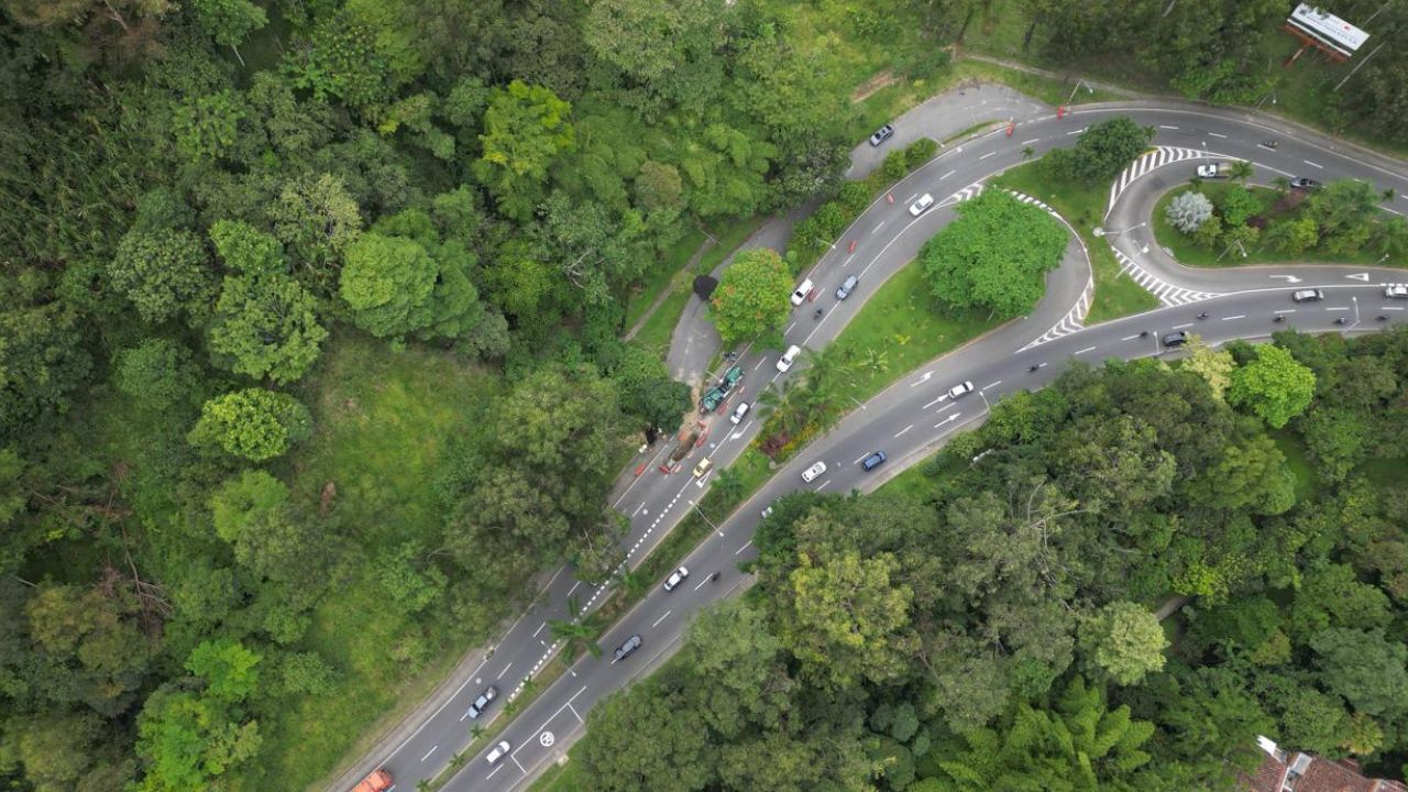 ¡Se hunde la vía Las Palmas! Medellín cierra carril y refuerza seguridad por emergencia vial