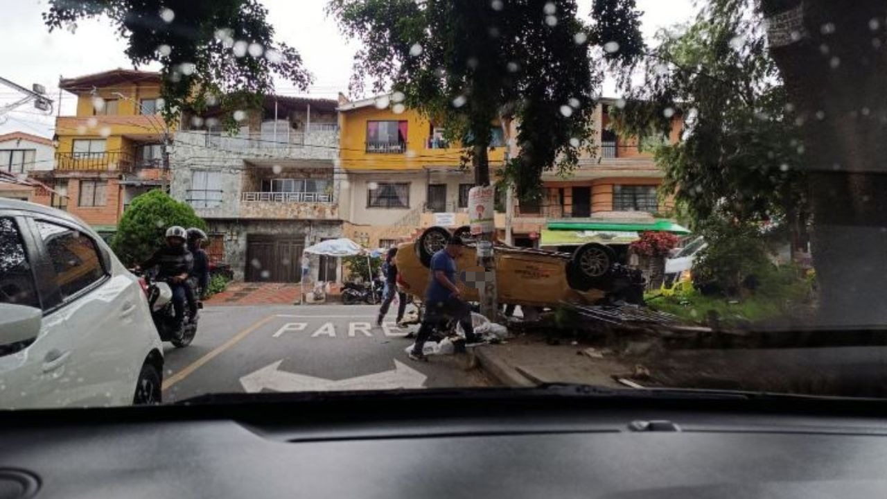 Volcamiento de un taxi en San Javier generó caos vehicular