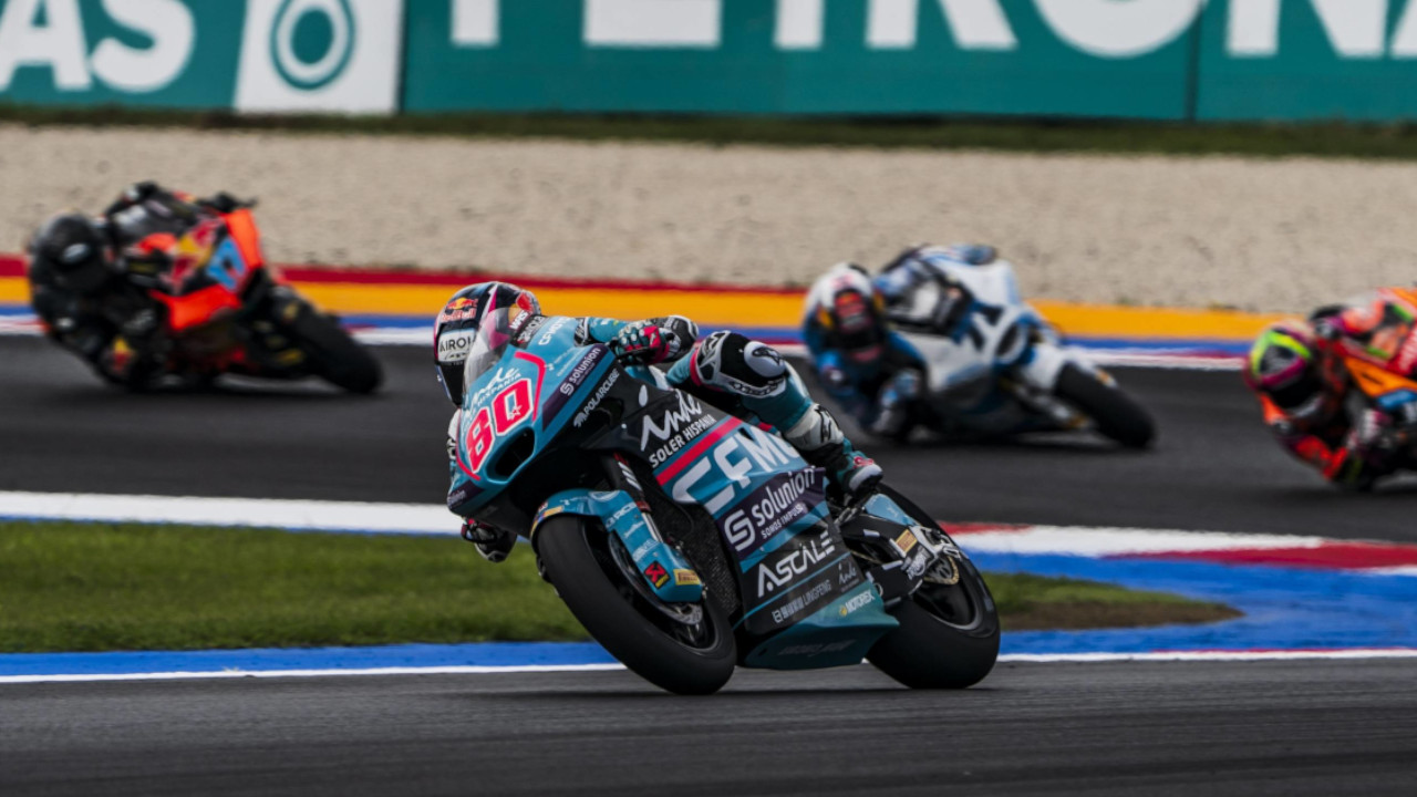David Alonso deslumbra en Misano con un ascenso épico y un octavo lugar de infarto