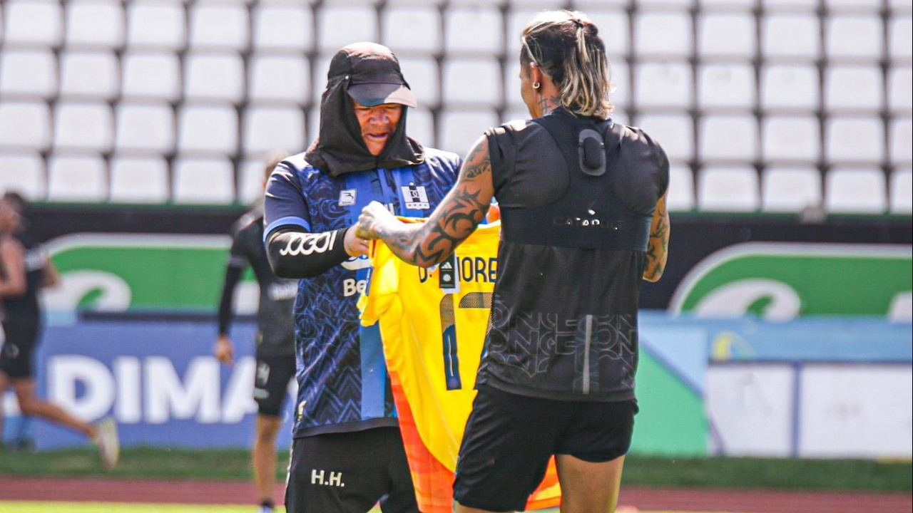 ¡Dayro Moreno es un grande! Le regaló su camiseta de la ‘tricolor’ al Arriero Herrera