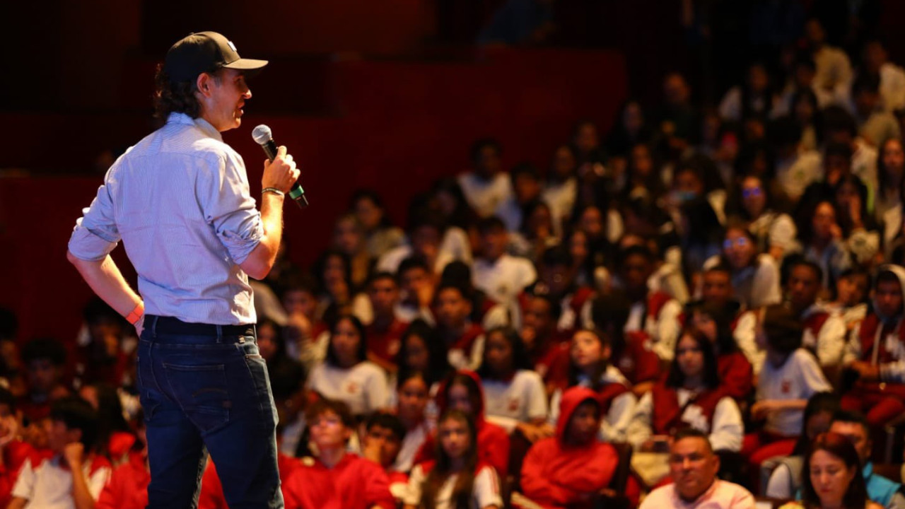 Beca universitaria para jóvenes electos en los Consejos de Juventud, anuncia alcalde de Medellín Fico Gutiérrez