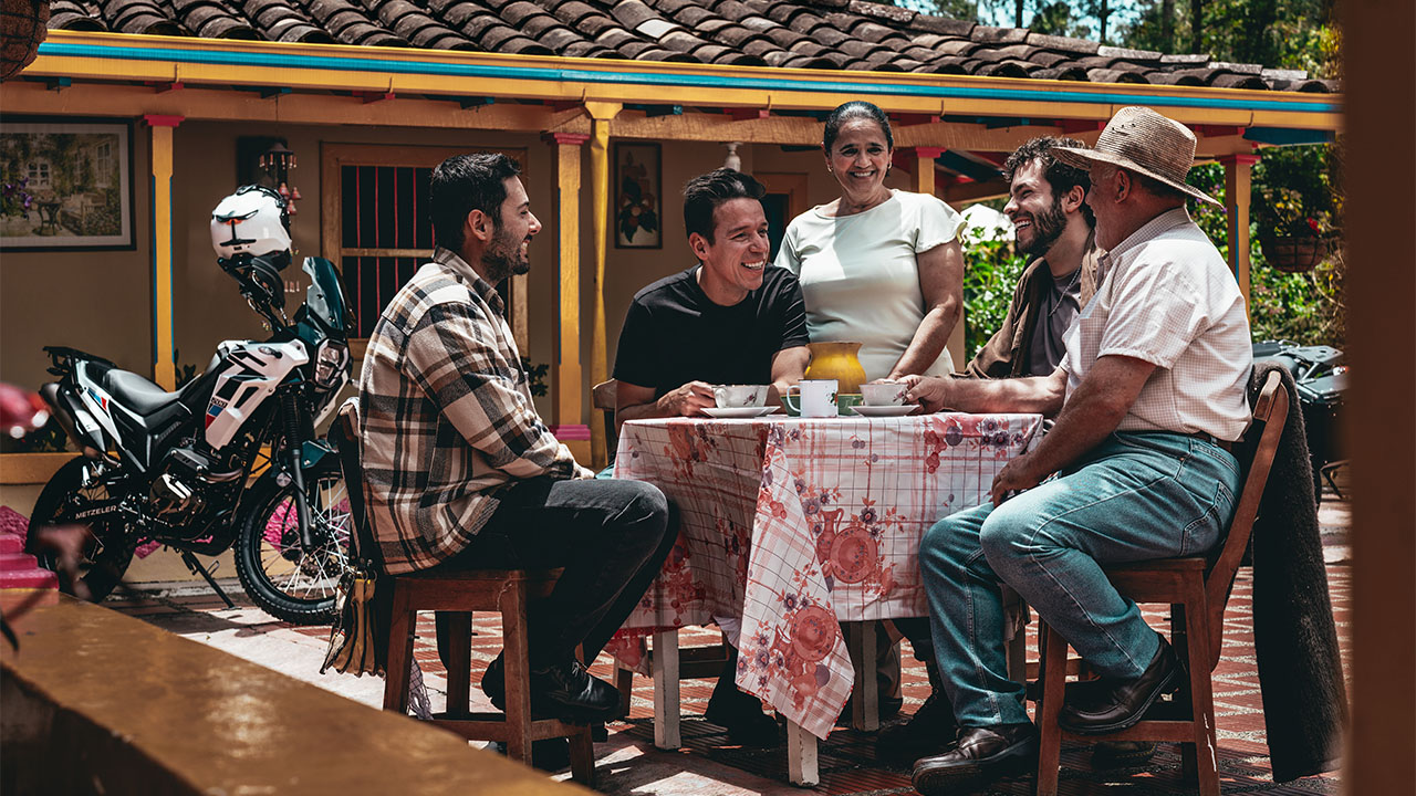 Rigo y AKT, una alianza que impulsa el progreso en dos ruedas