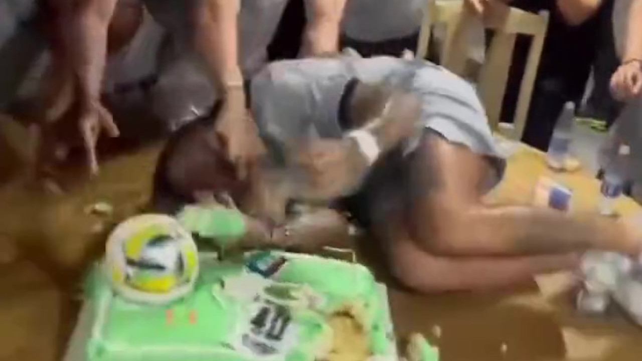 Dayro Moreno recibe el ‘pastelazo’ más viral del año y se lo toma con humor