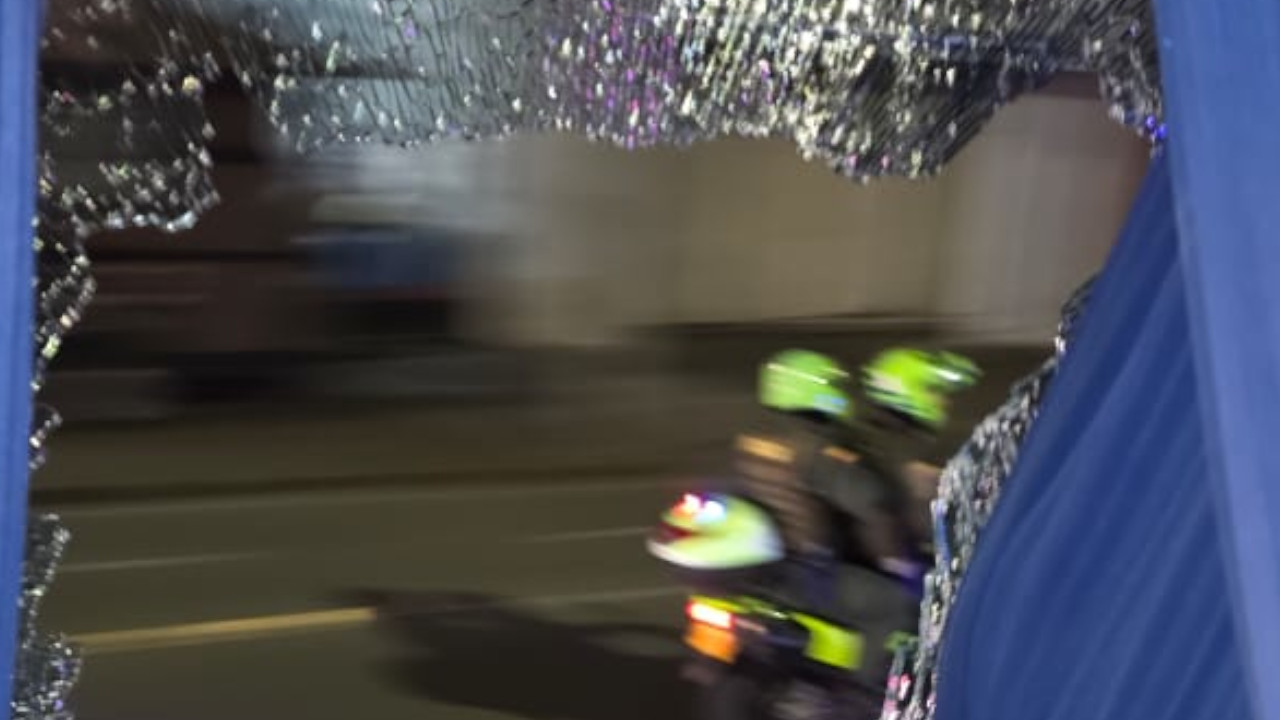 ¡Los cogieron de parche! Nuevo ataque con piedras al bus de Atlético Nacional