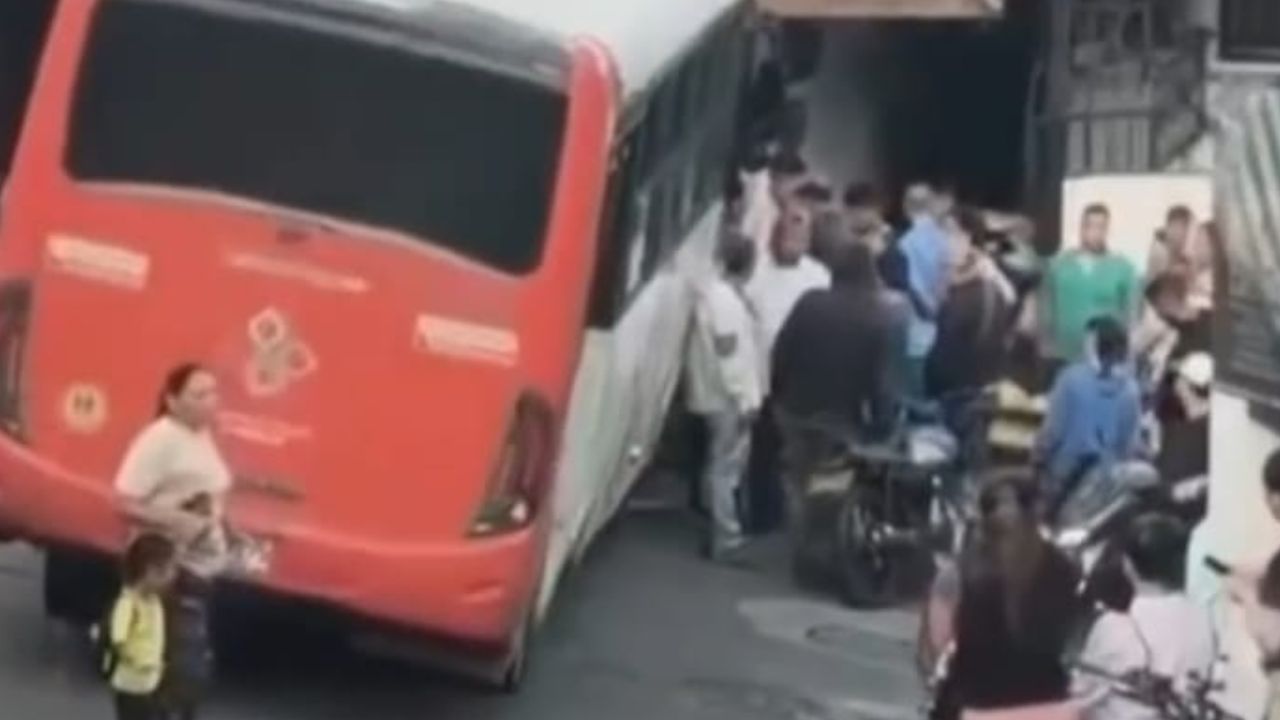 Bus se habría quedado sin frenos y terminó chocando con un motociclista en Santo Domingo