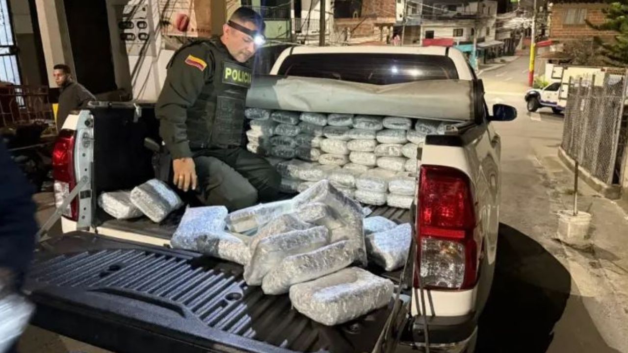 ¡Persecución de película! Policía encontró 500 kilos de marihuana en un carro abandonado en Bello