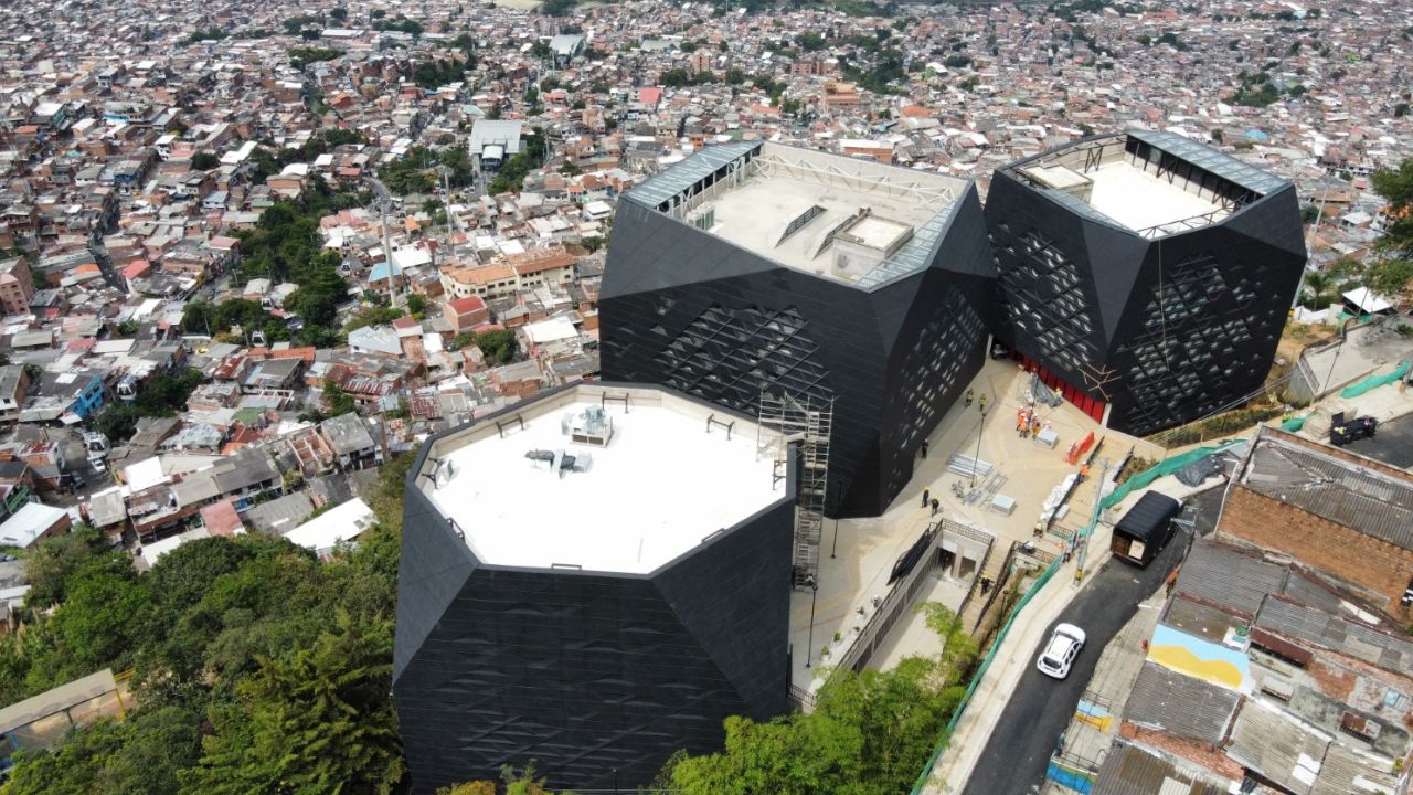 Medellín por fin tendrá recuperada la Biblioteca España: Fico explicó los problemas de los contratos