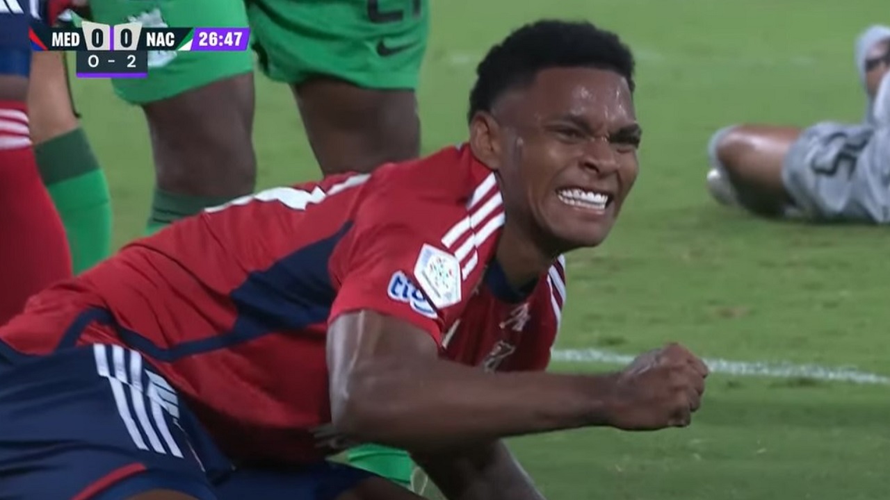 ¿Es futbolista o boxeador? Brayan León lleva en 2025 13 amarillas y 3 rojas; solo 7 goles: es delantero…