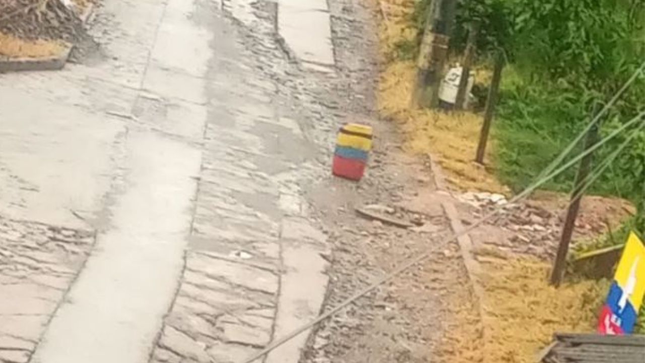 Tensión en Anorí, Antioquia: caneca con bandera de Colombia y símbolos de grupos armados paralizó un barrio