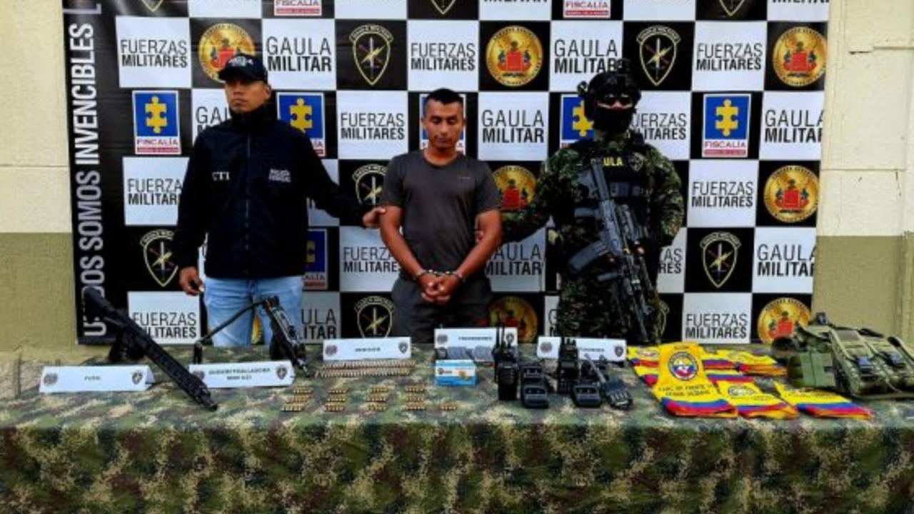 ¡Sorprendido con vasto arsenal! Cae alias ‘Andrés’ con armas de uso privativo de las Fuerzas Militares
