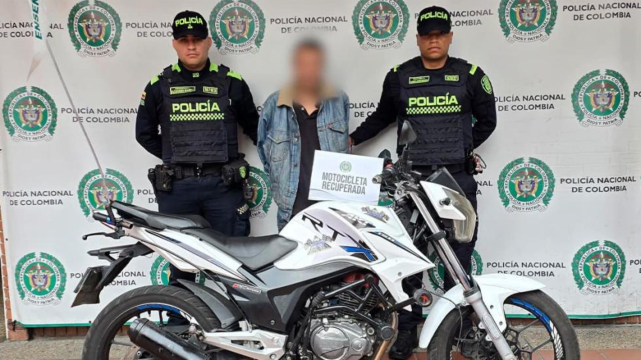 ¡Lo pillaron en plena acción! Hombre recién salido de prisión fue sorprendido robando una moto en Bogotá