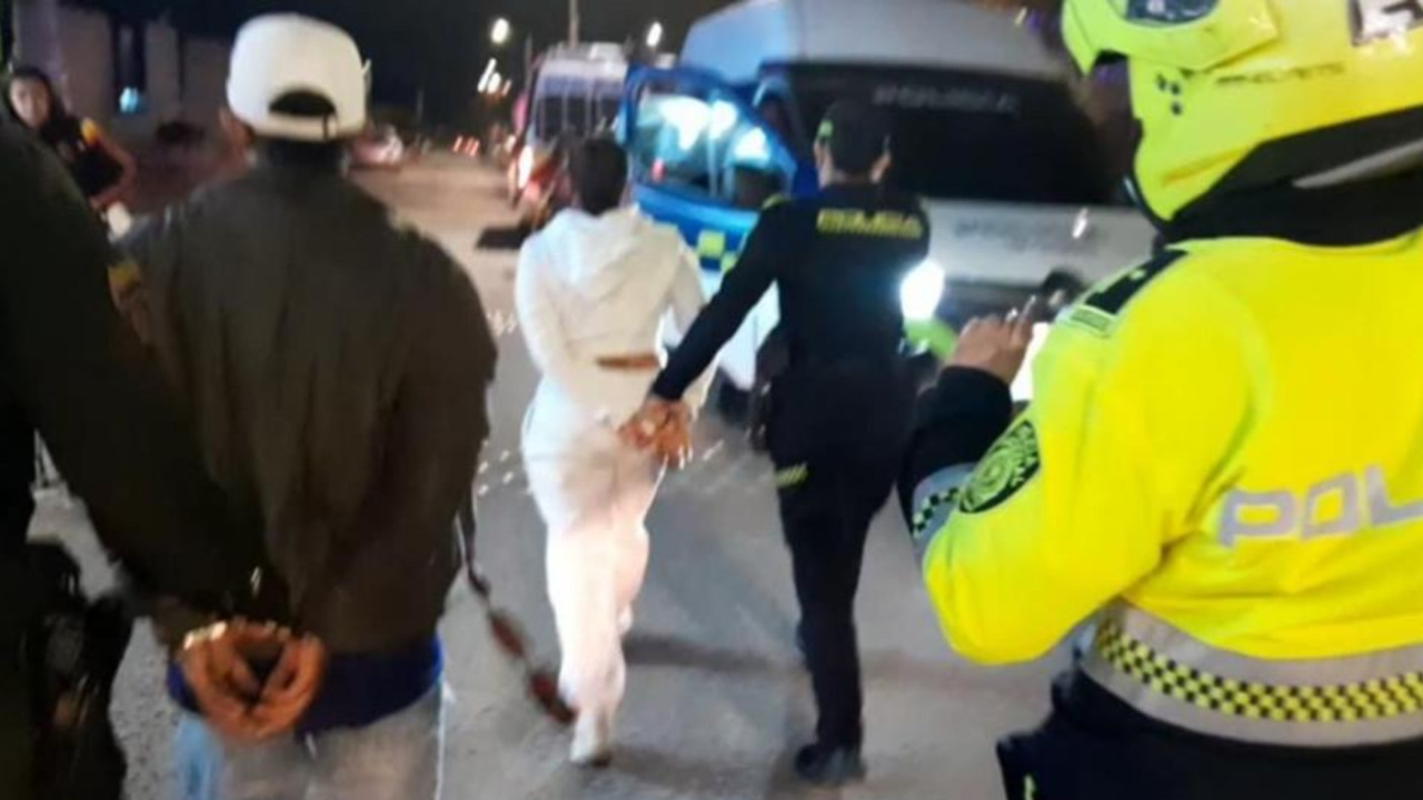 ¡Golpe a la ilegalidad en Kennedy! Dos capturados por porte ilegal de armas en una bolirana