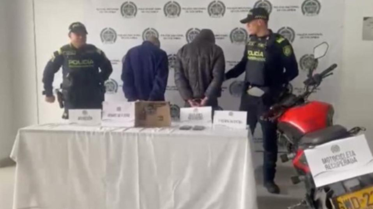 ¡Atraco frustrado en Bogotá! Dos fleteros caen en persecución policial tras intentar robar $17 millones