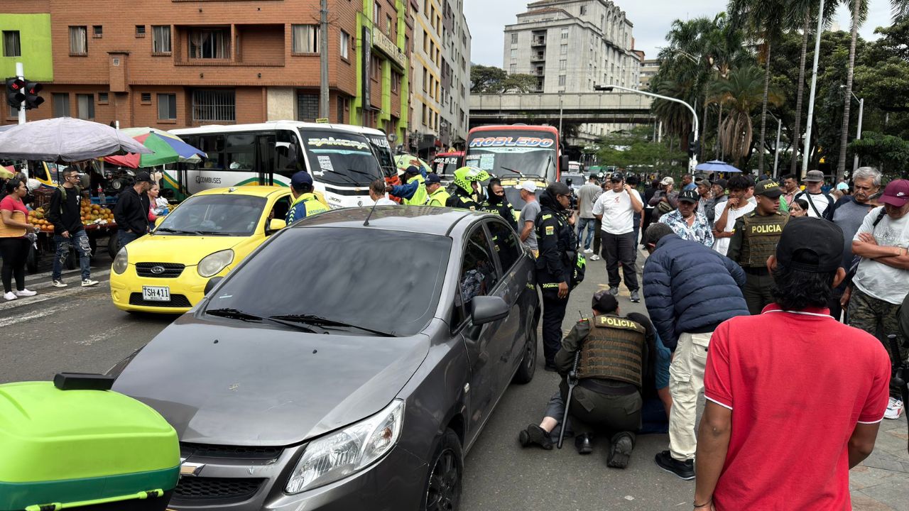 Choque por el Parque Botero dejó la movilidad paralizada y la policía tuvo que intervenir
