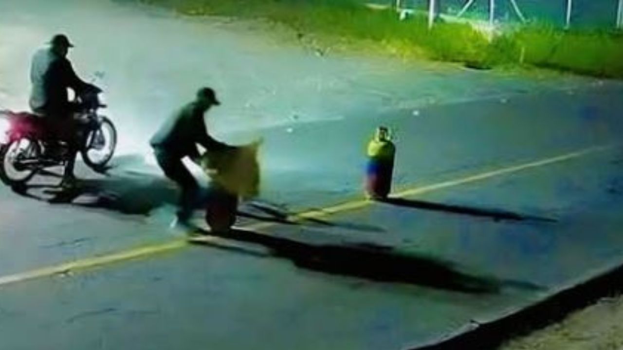 ¡Insólito! Las disidencias en Cauca dejaron el ‘regalo’ y la comunidad se lo llevó para cocinar