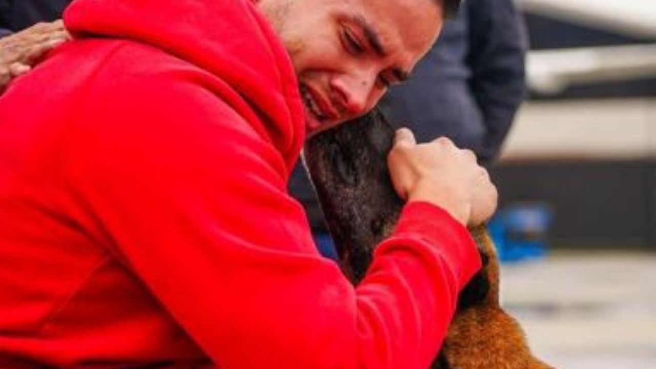 Así fue el reencuentro del patrullero Diego Herrera con su perro Telmo tras el atentado del helicóptero en Amalfi