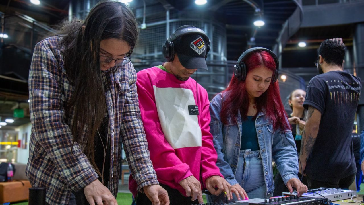 Más de 3 mil cupos gratis para estudiar EstudIA: cursos en moda, robótica, IA y más