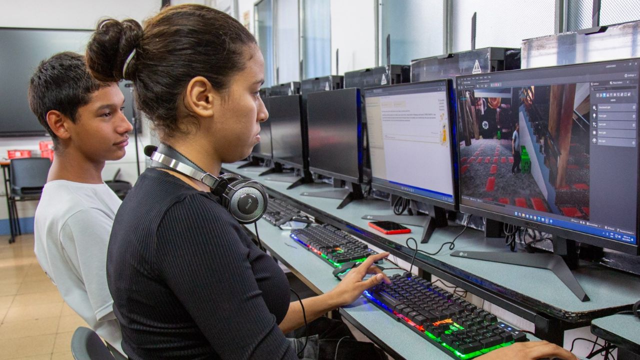 Más de 3 mil cupos gratis para estudiar EstudIA: cursos en moda, robótica, IA y más