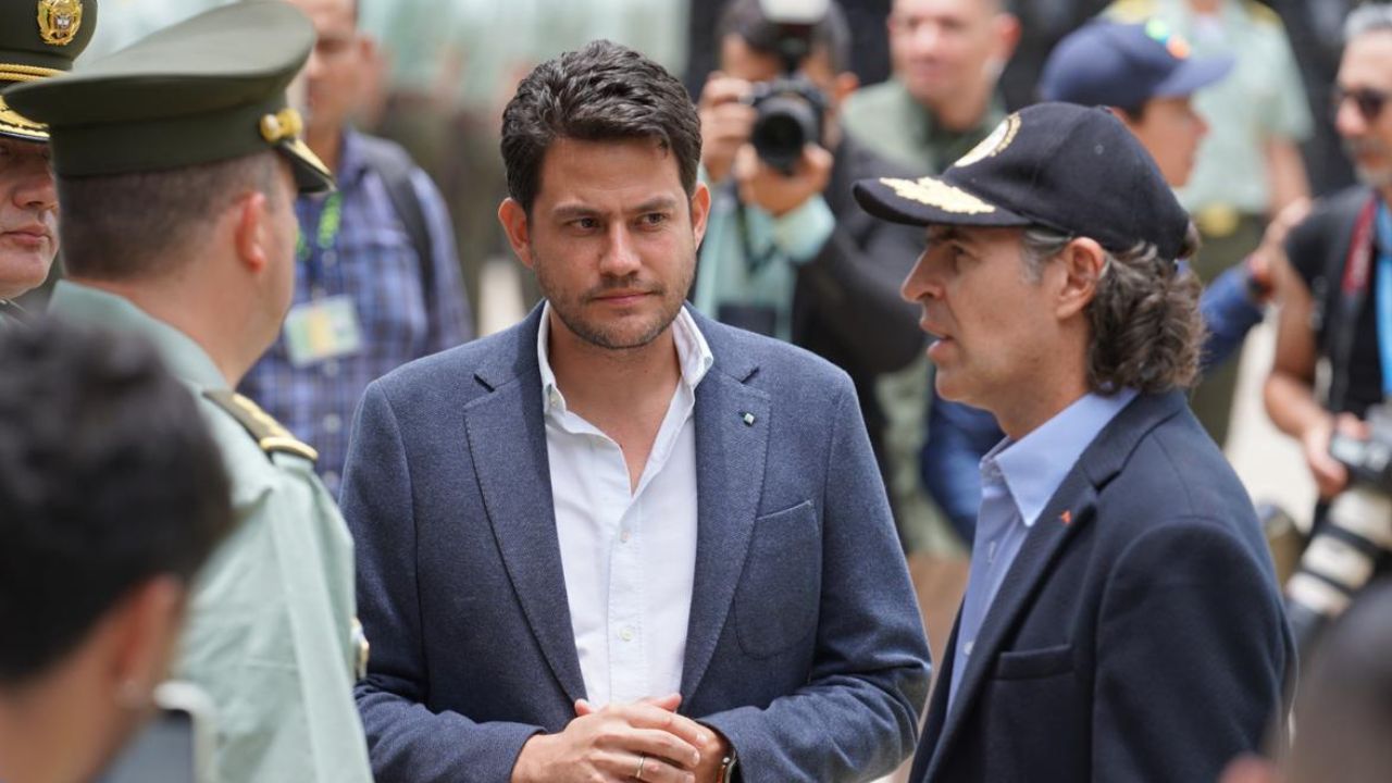 Fico Gutiérrez entrega dotación de vehículos a Policía de Medellín