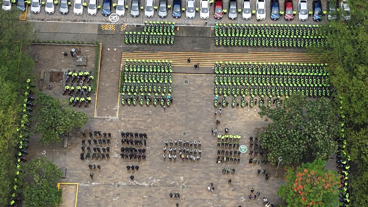 ‘Exigimos resultados, pero damos herramientas’: Fico Gutiérrez entrega 504 vehículos para combatir la criminalidad