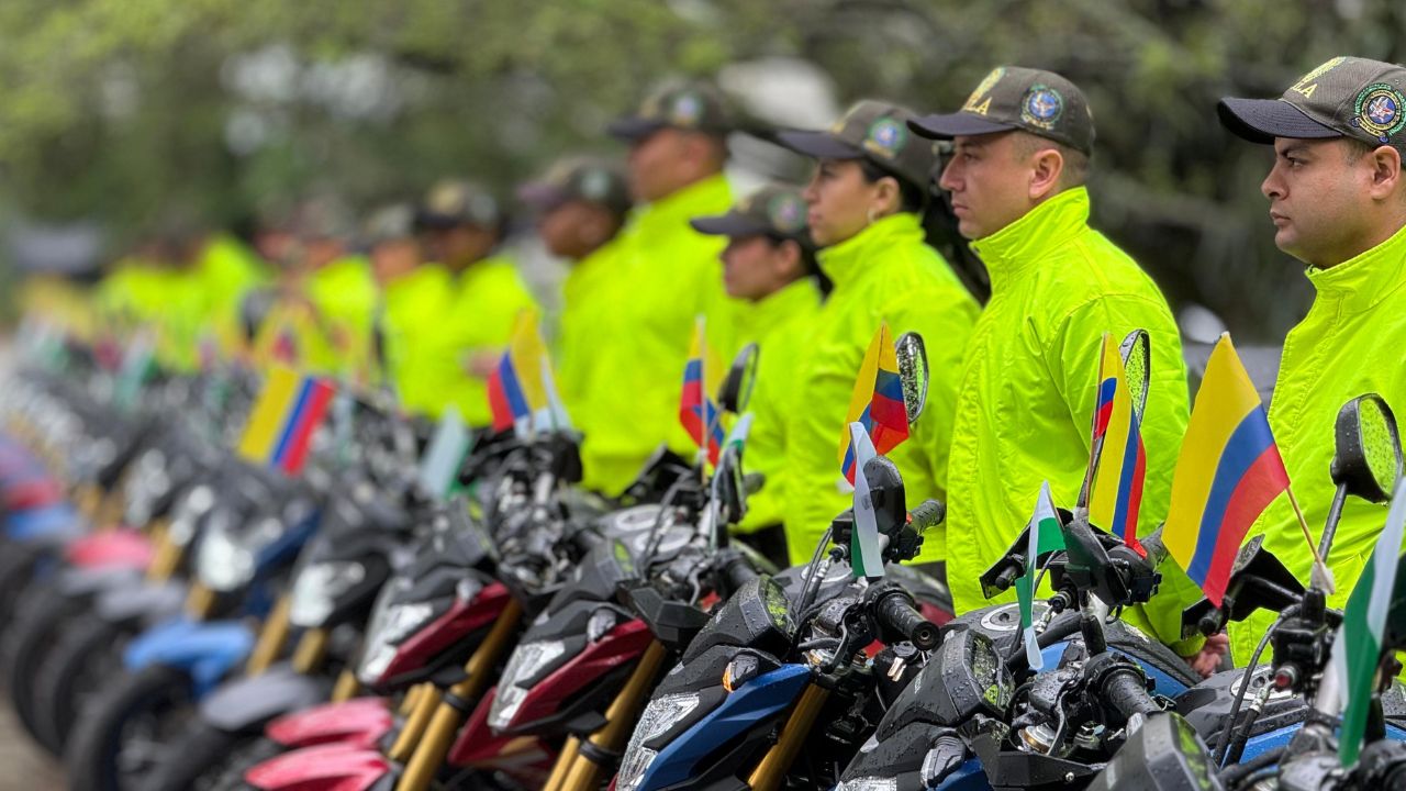 Fico Gutiérrez entrega dotación de vehículos a Policía de Medellín