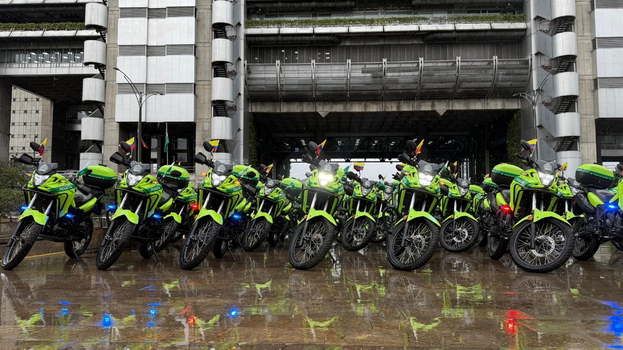 Fico Gutiérrez entrega dotación de vehículos a Policía de Medellín