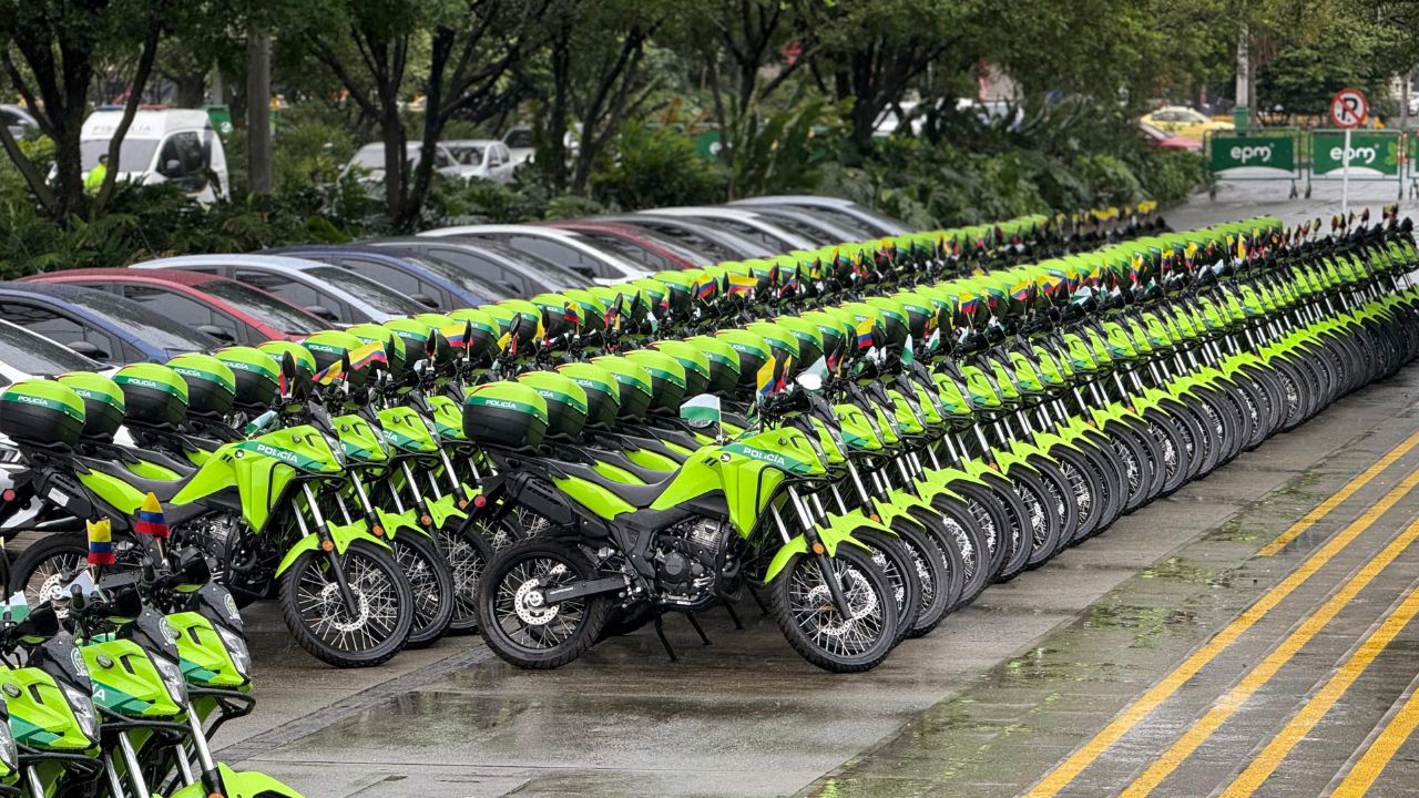 Fico Gutiérrez entrega dotación de vehículos a Policía de Medellín