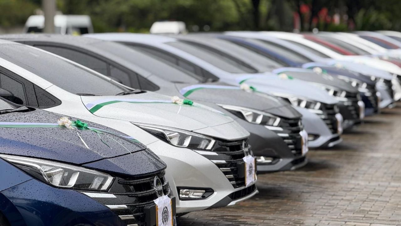 Fico Gutiérrez entrega dotación de vehículos a Policía de Medellín