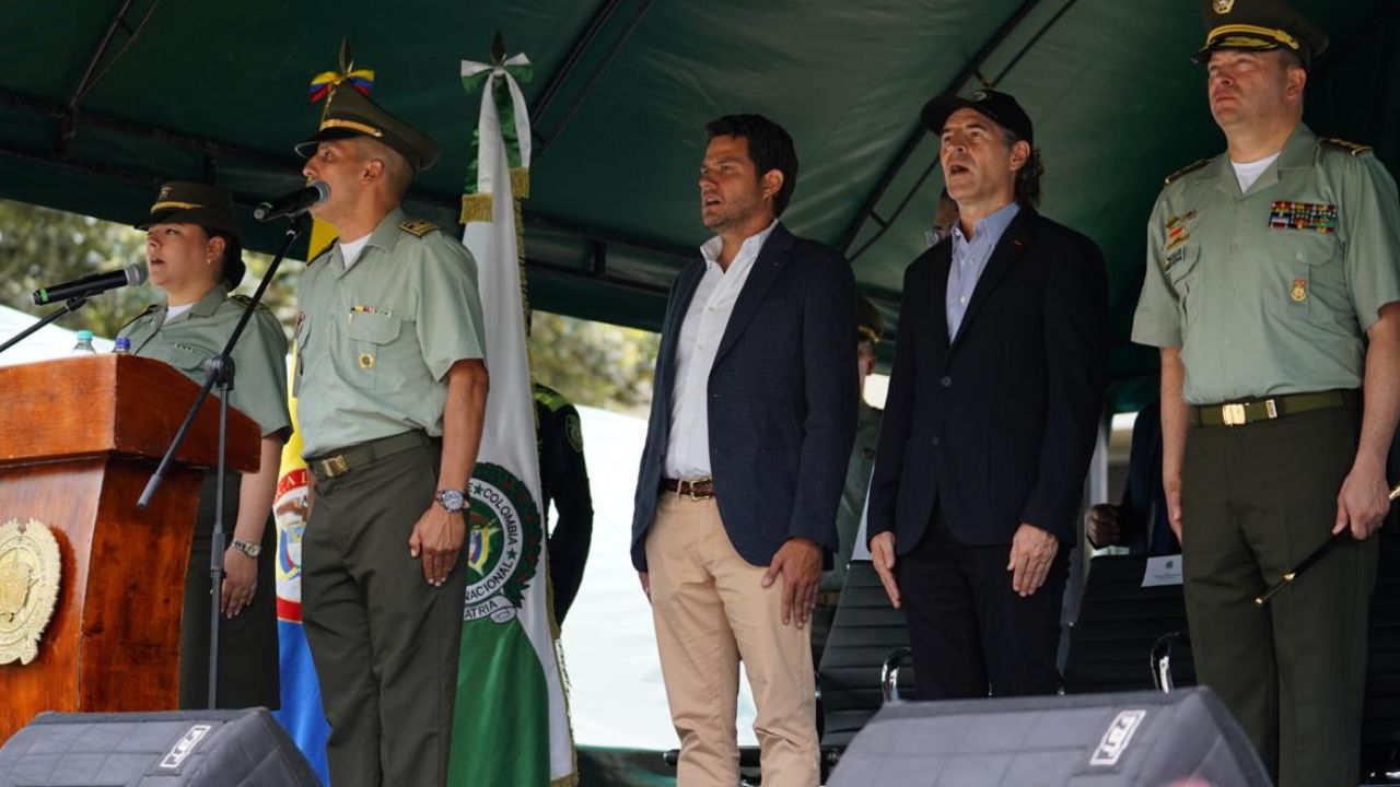 Fico Gutiérrez entrega dotación de vehículos a Policía de Medellín