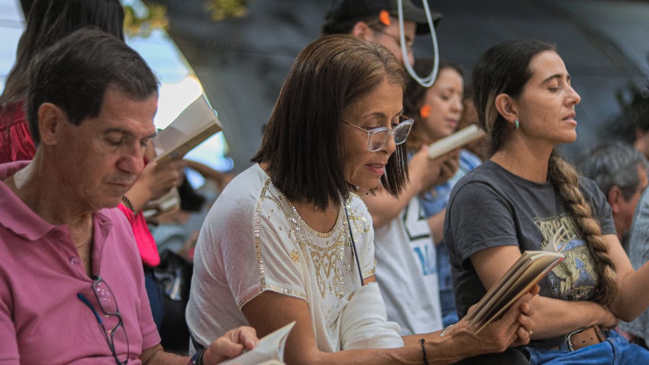 Fiesta del Libro Medellín lanzan libro bilingüe kichwa-español