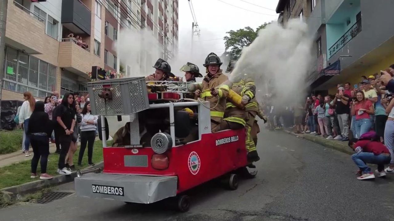 Desfile de clásicos, carros de rodillos y grandes conciertos cierran las Fiestas del Cerro Quitasol