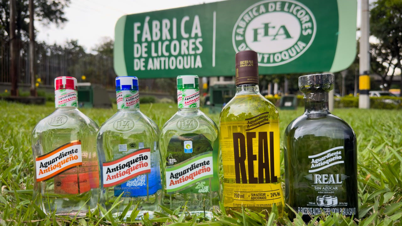 Gerente de la FLA reveló cuánto pagaría de impuesto una botella de aguardiente con la reforma de Petro