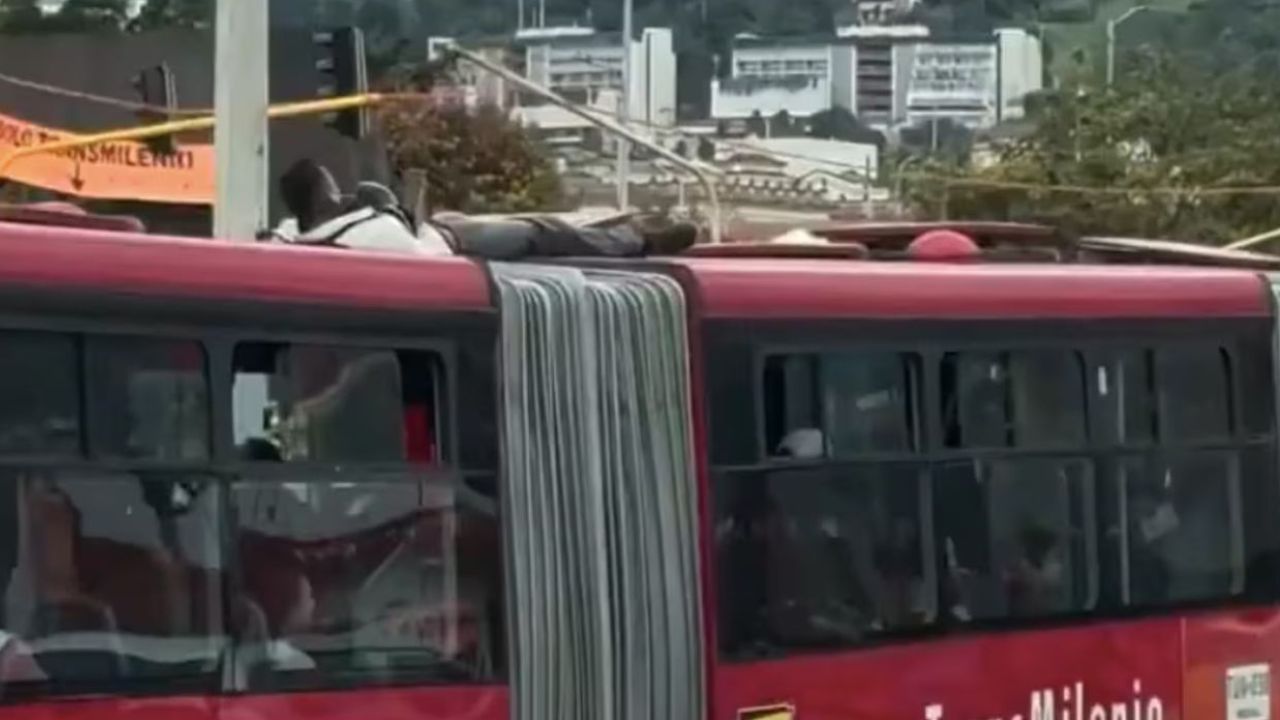 Hombre se trepó a un TransMilenio y viajó en el techo