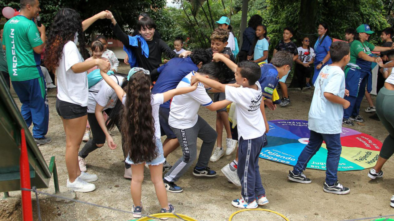 ¡Medellín recupera sus parques! Ciudadanía y Alcaldía unen fuerzas para transformar 32 espacios en lugares seguros y educativos