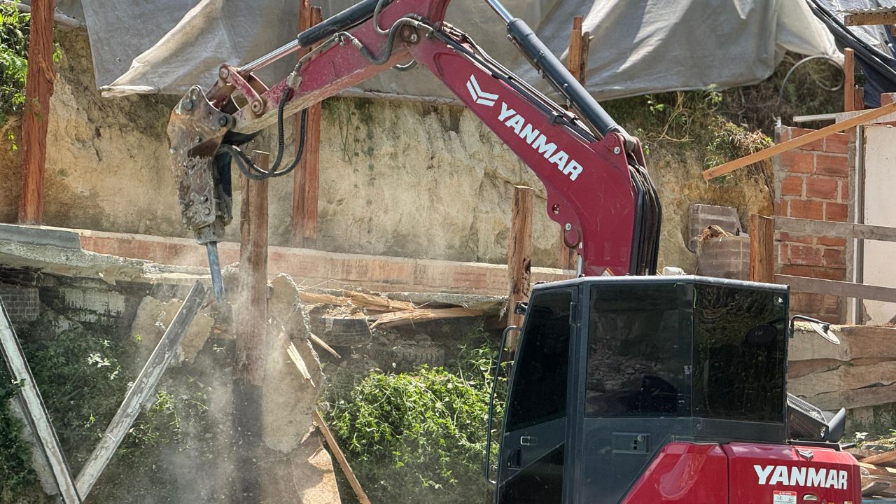 Autoridades demuelen piscinas y ‘amanecederos’ ilegales en Las Tres Cruces