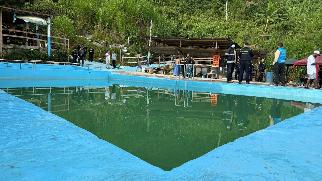 Autoridades demuelen piscinas y ‘amanecederos’ ilegales en Las Tres Cruces