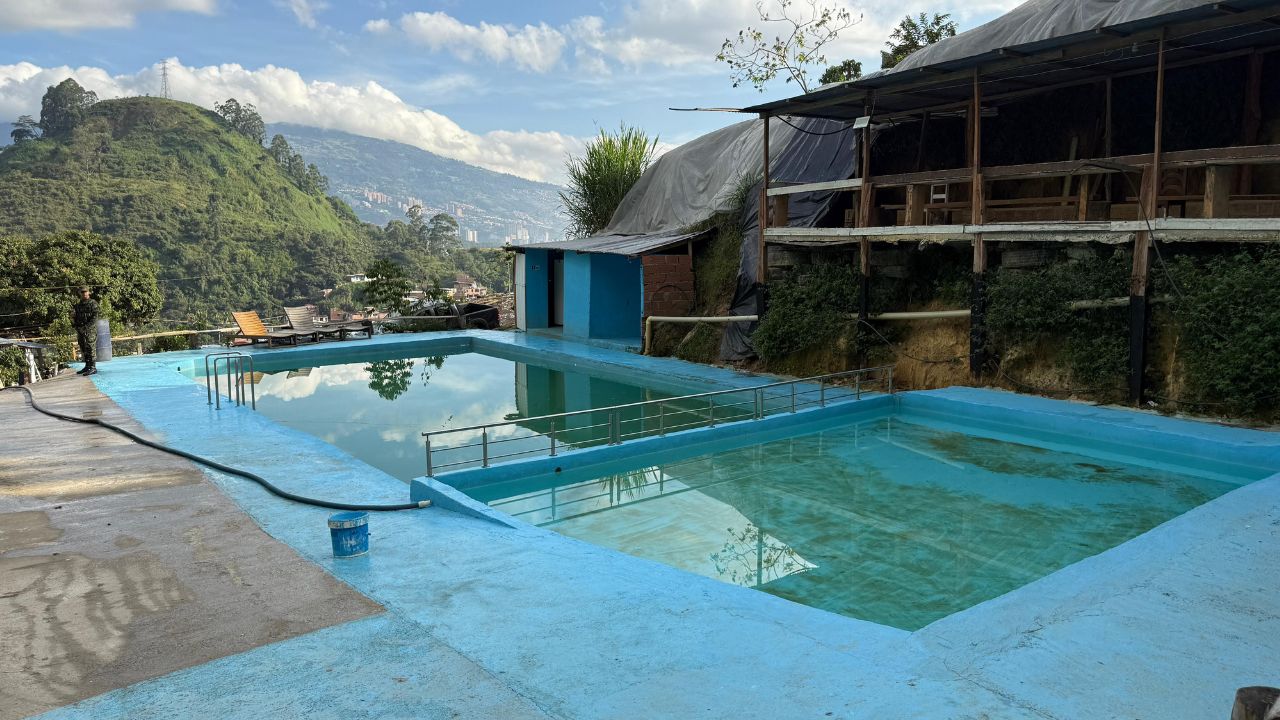 Autoridades demuelen piscinas y ‘amanecederos’ ilegales en Las Tres Cruces