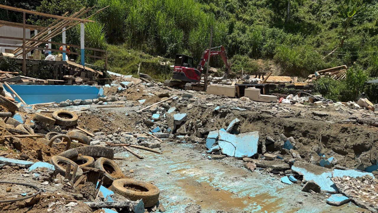 Autoridades demuelen piscinas y ‘amanecederos’ ilegales en Las Tres Cruces