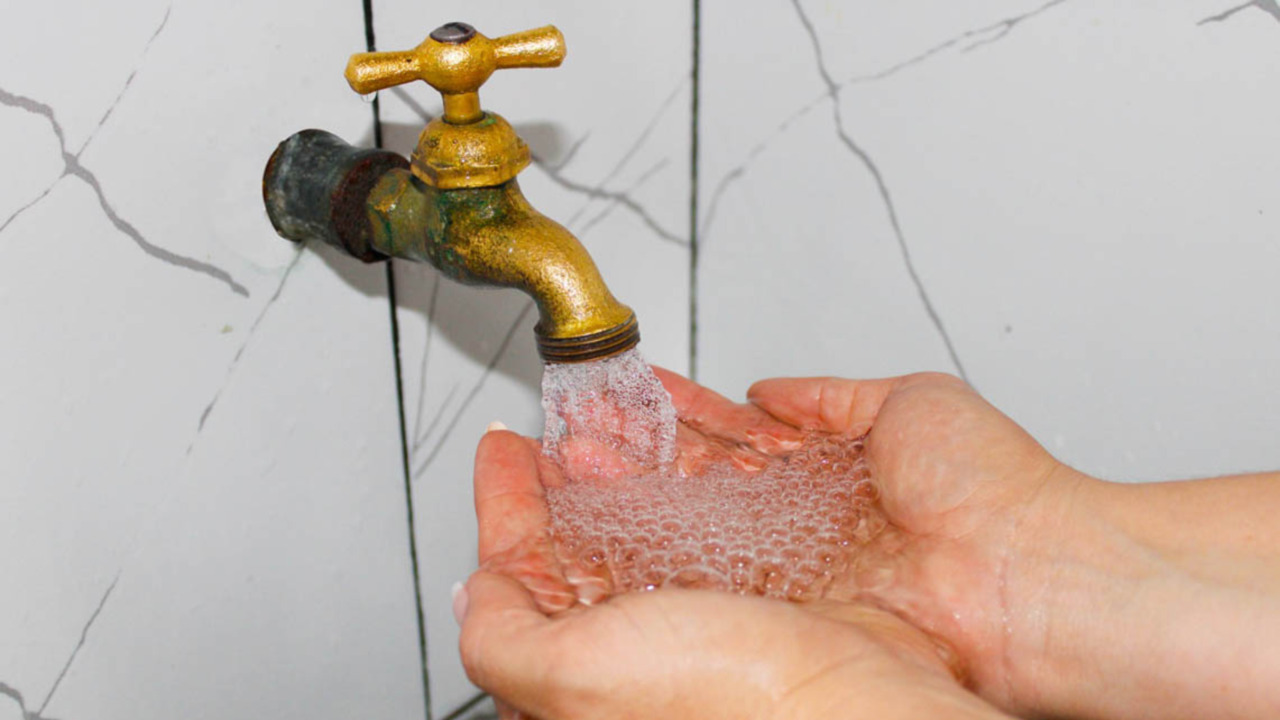 Medellín lleva agua a los hogares más vulnerables con el programa Mínimo Vital