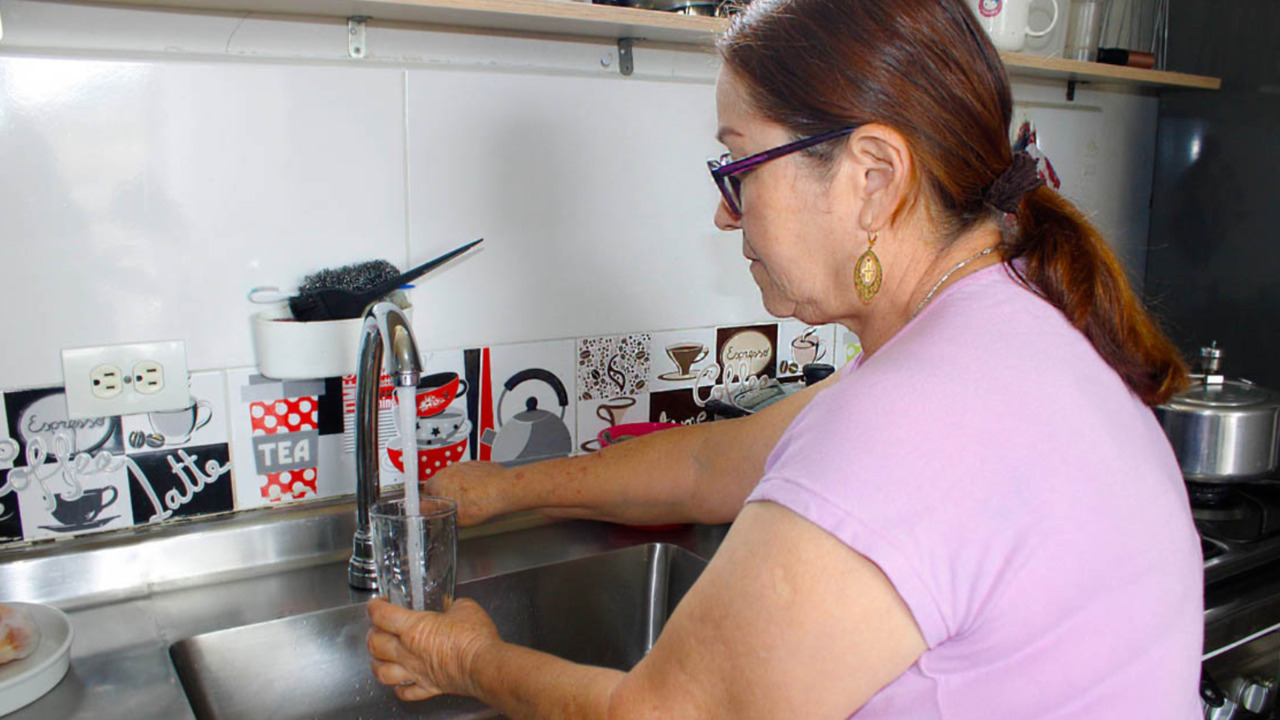 Medellín lleva agua a los hogares más vulnerables con el programa Mínimo Vital