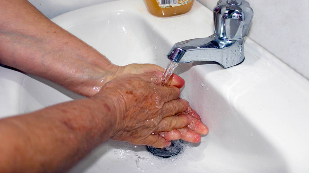 Medellín lleva agua a los hogares más vulnerables con el programa Mínimo Vital