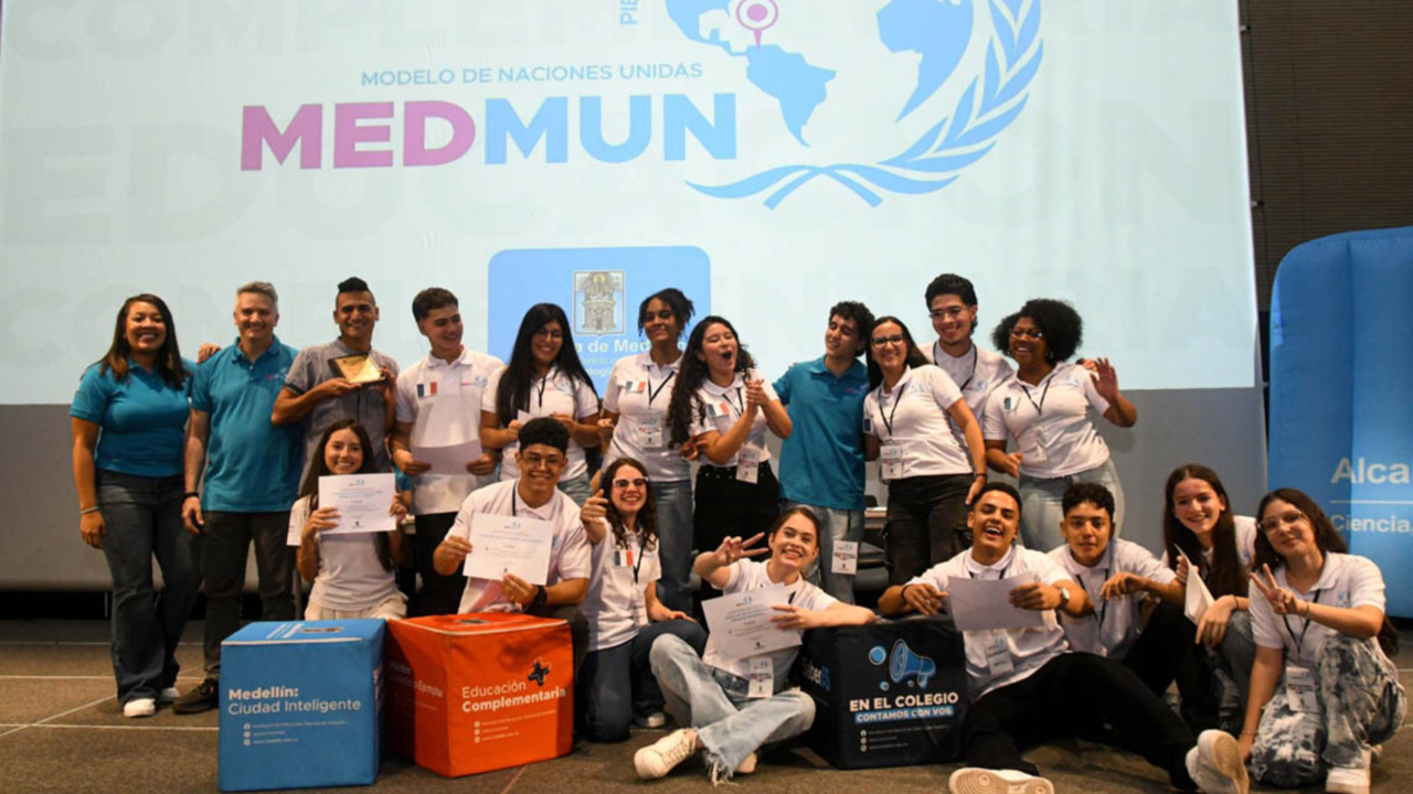 ¡Entre debates y diplomacia! 450 jóvenes de Medellín participaron en el Modelo de Simulación de la ONU