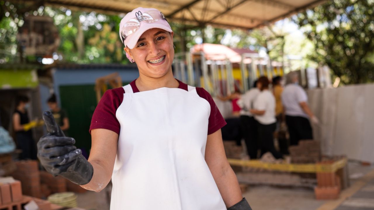 Mujeres de Medellín derriban barreras y se capacitan en estuco y pintura