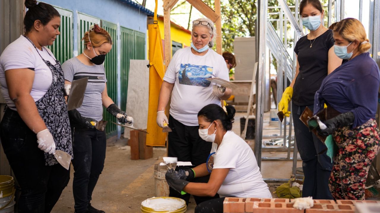 Mujeres de Medellín derriban barreras y se capacitan en estuco y pintura
