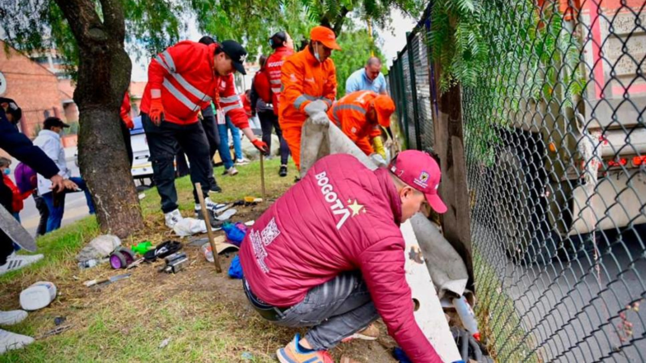 ¡Bogotá recupera espacio público! Desmantelan cambuches e incautan 39 armas blancas en la Avenida Primero de Mayo