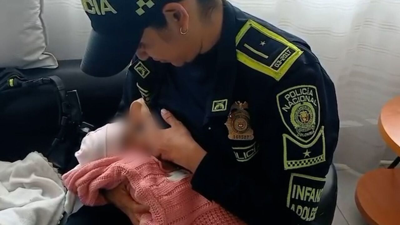 ¡Conmoción en Bogotá! Policía rescató y alimentó a bebé en aparente estado de desnutrición en la Terminal del Salitre