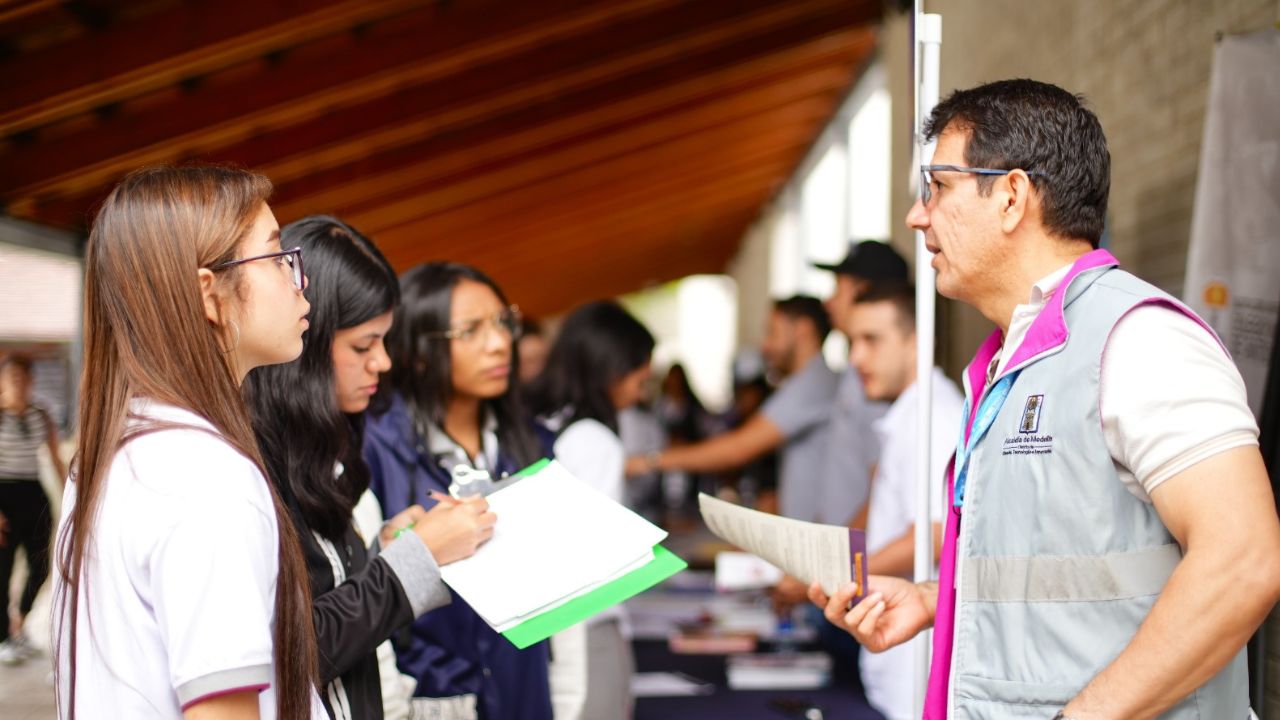 Medellín ofrece oportunidades educativas para jóvenes en las ferias 'Siguiente Nivel en tu Territorio'