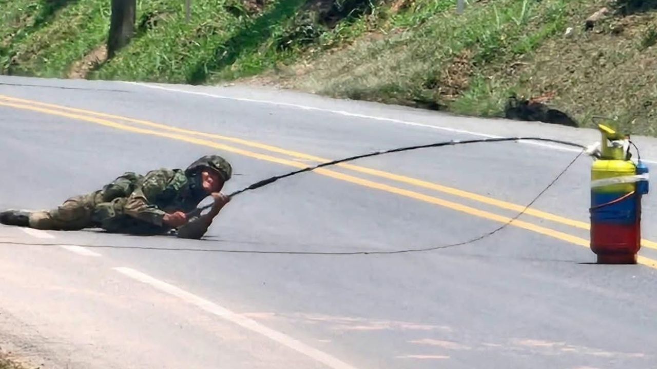 ‘Con el corazón en la mano’: Heroico momento en que un soldado retiró un cilindro abandonado en la vía Panamericana