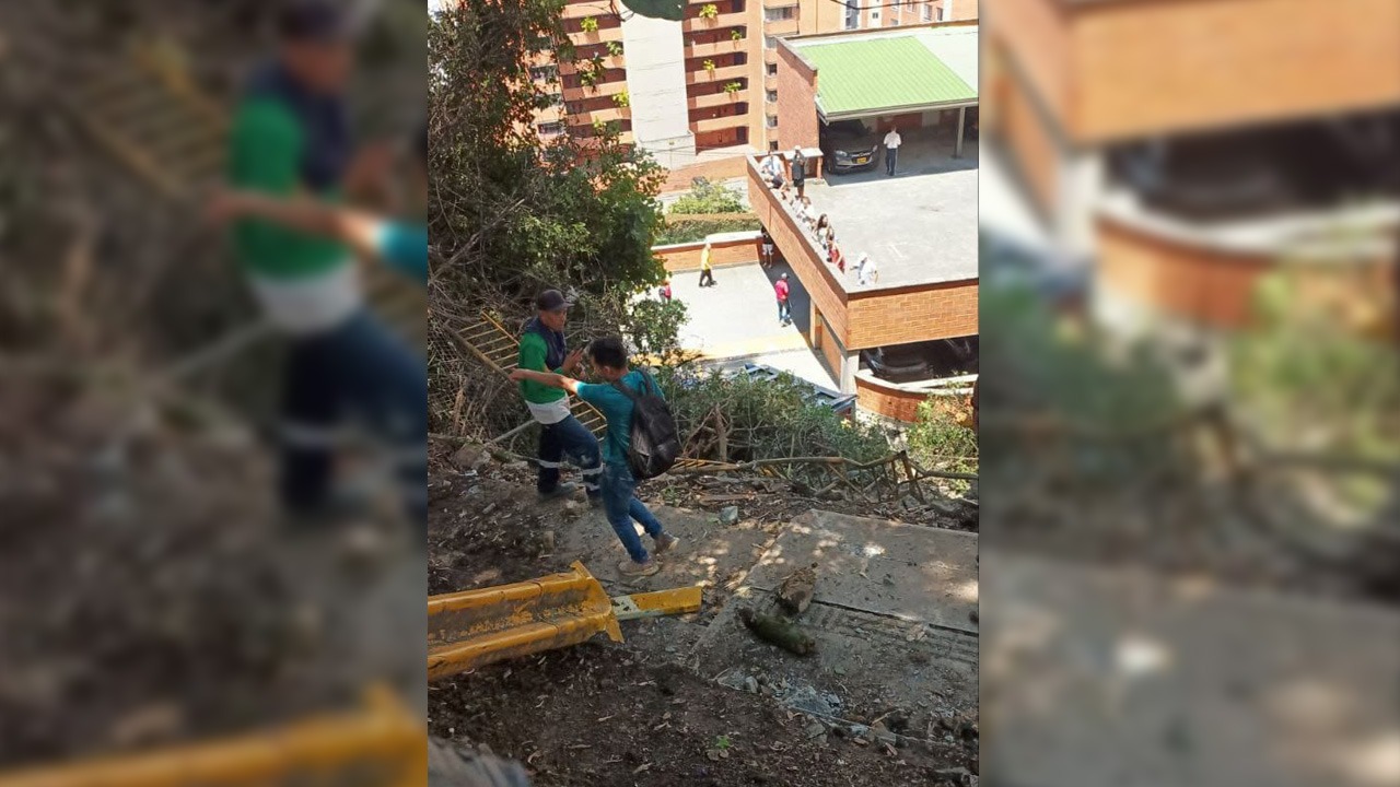 ¡Urgente! Una volqueta, al parecer sin frenos, se chocó y terminó volcada en una unidad en Loreto